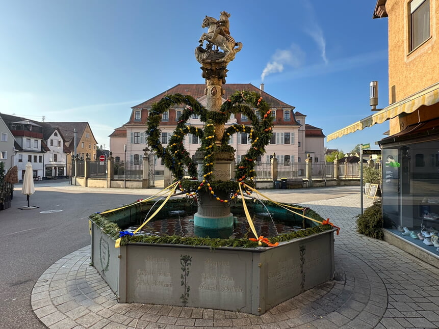 Österlich geschmückter St. Georgsbrunnen