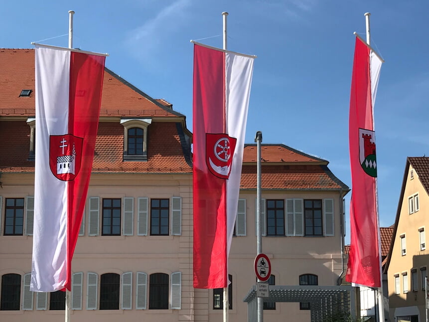 Flaggen vor dem Stadionschen Schloss